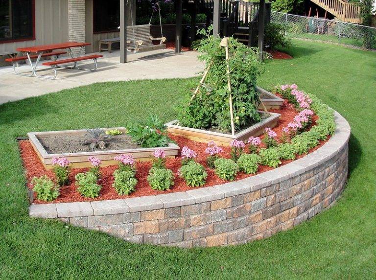 Curved retaining wall with bushes