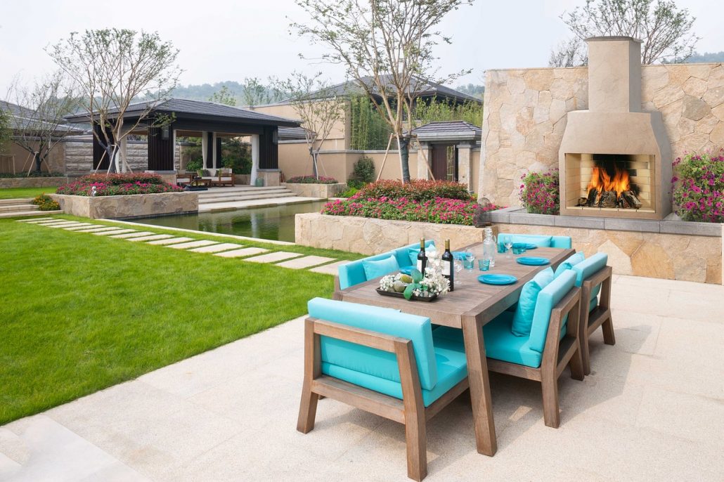 Outdoor Fireplace with dining